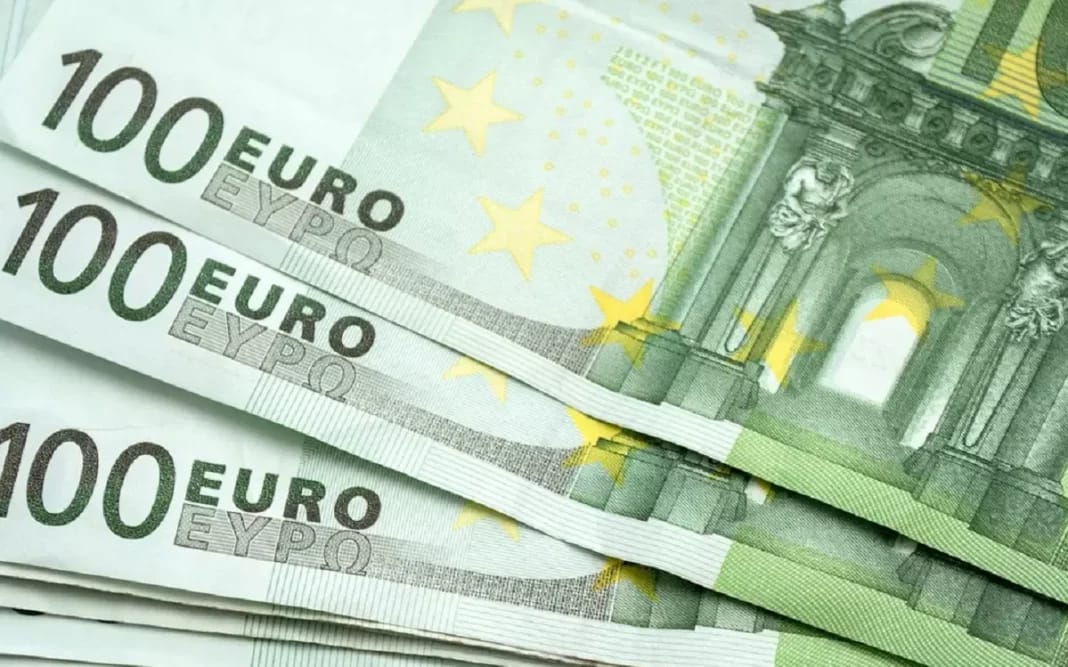 Taux change marché parallèle et banque : Baisse de l’euro face au dinar ce 9 novembre Billets de 100 euros empilés, symboles de l'économie européenne.