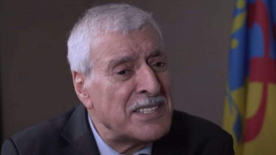 Ferhat Mehenni, figure politique, lors d'une déclaration publique.