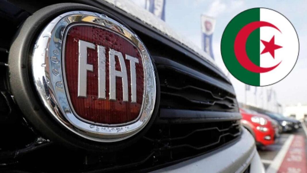 Les véhicules Fiat fabriqués en Algérie seront-ils moins chers que les importés ? Logo Fiat sur une voiture dans un concessionnaire en Algérie.