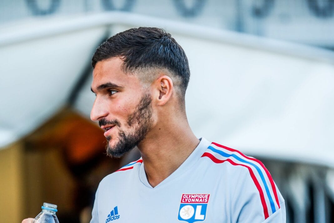Aouar en tenue de football avec logo Olympique Lyonnais.