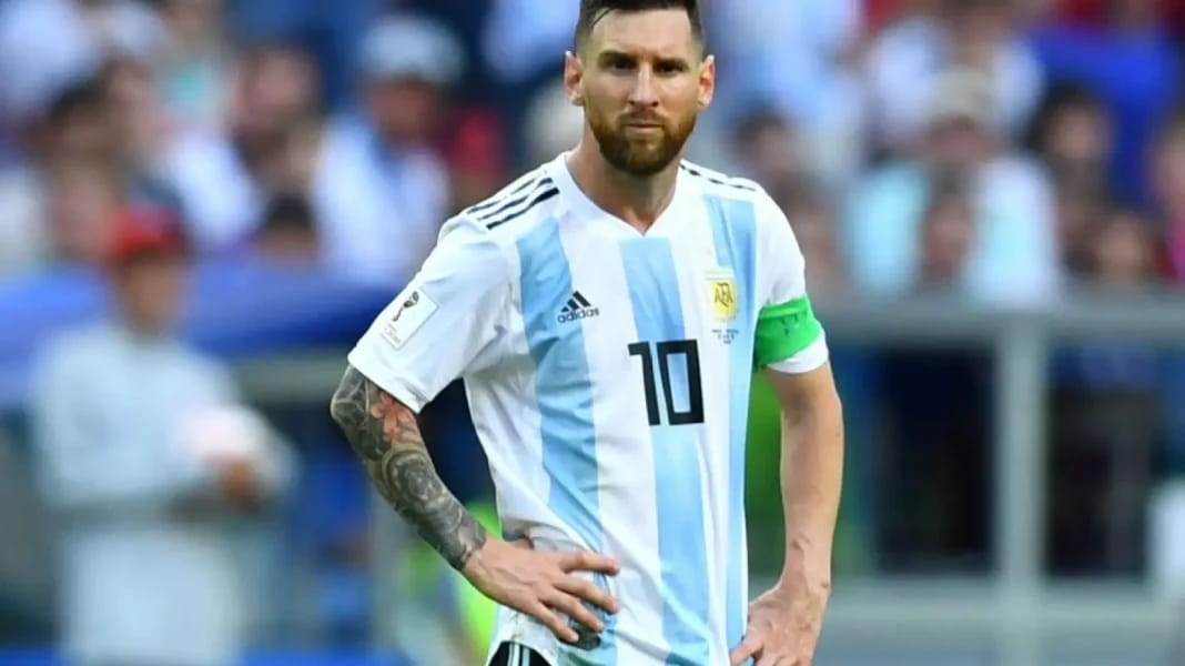 Van Gaal : Messi devait gagner la Coupe du monde 2022 Lionel Messi en maillot argentin avec brassard de capitaine.