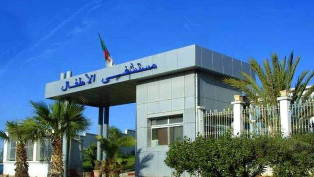 Drame : Un hôpital pédiatrique d’Oran victime d’incendie Entrée de l'hôpital pédiatrique d'Oran avec drapeau algérien.