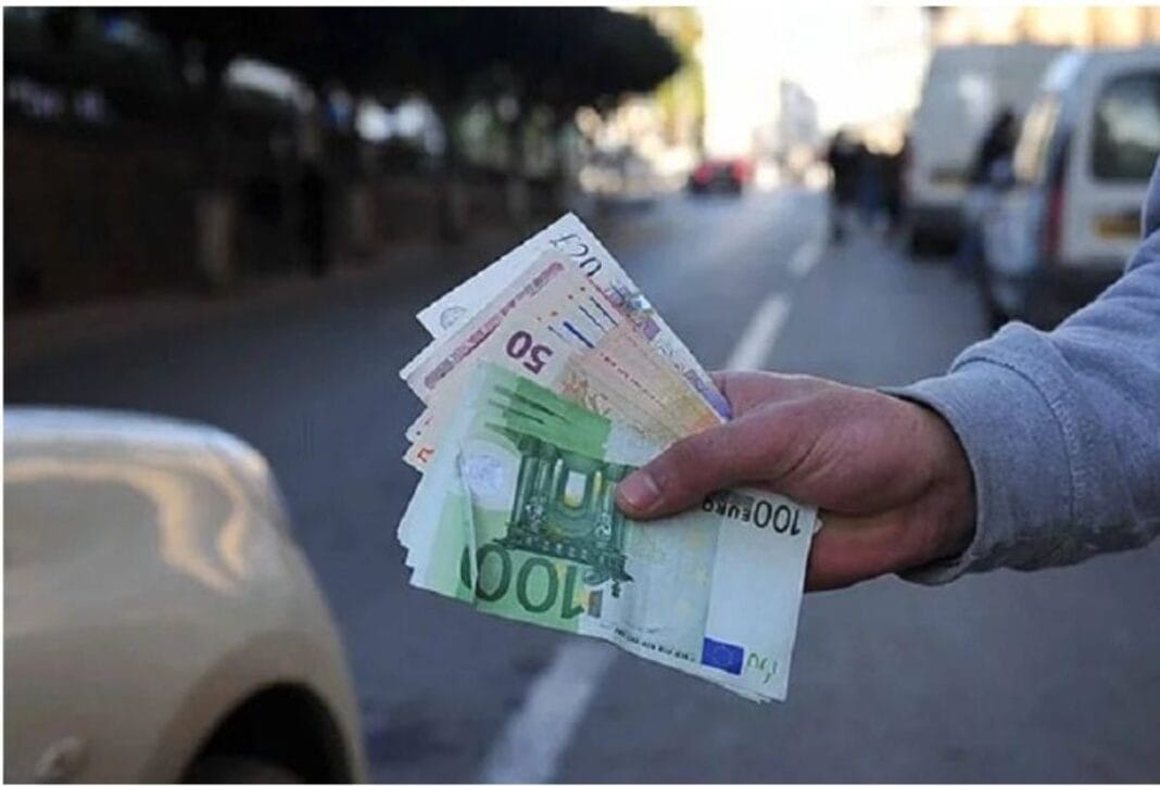 Square Port-Saïd : quelle est la valeur de l’euro face au dinar ce 20 juillet ? Main tenant des billets de banque en euros et dinars en ville.