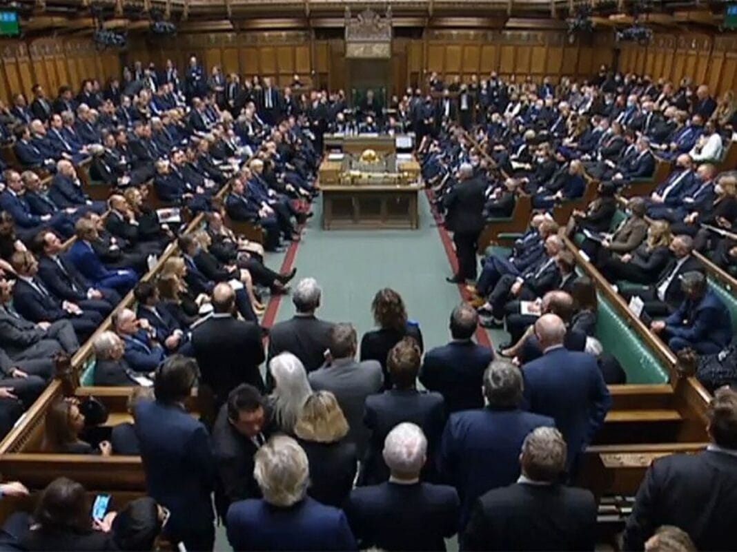 De riches échanges tenues au parlement britannique Députés et sénateurs lors d'une session au parlement britannique.