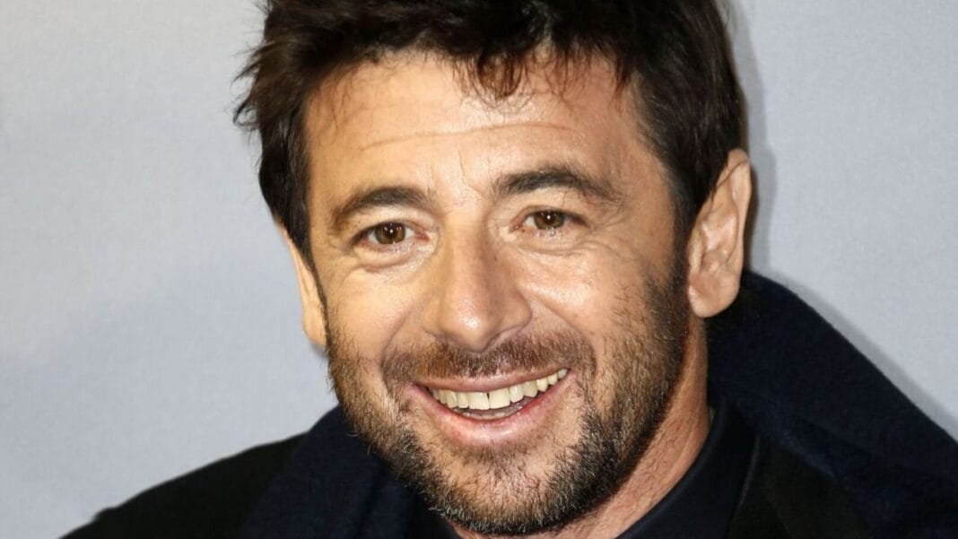 Musique : Patrick Bruel rend hommage à l’Algérie Patrick Bruel souriant lors d'une performance musicale en Algérie.