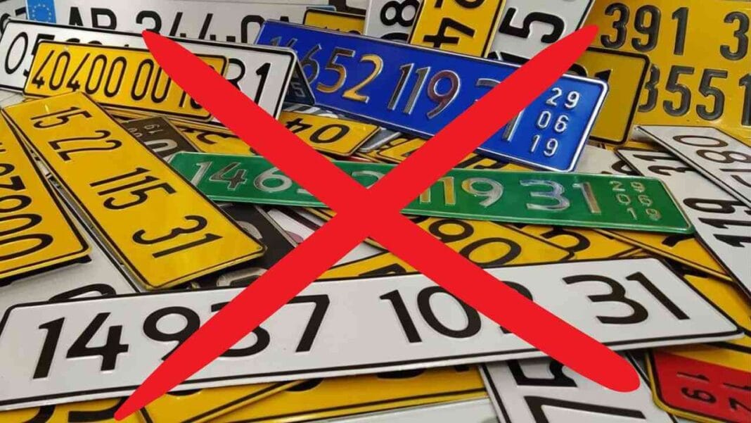 Algérie : le gouvernement algérien annonce le changement des plaques d’immatriculation des voitures Nouvelles plaques d'immatriculation algériennes avec un grand X rouge.