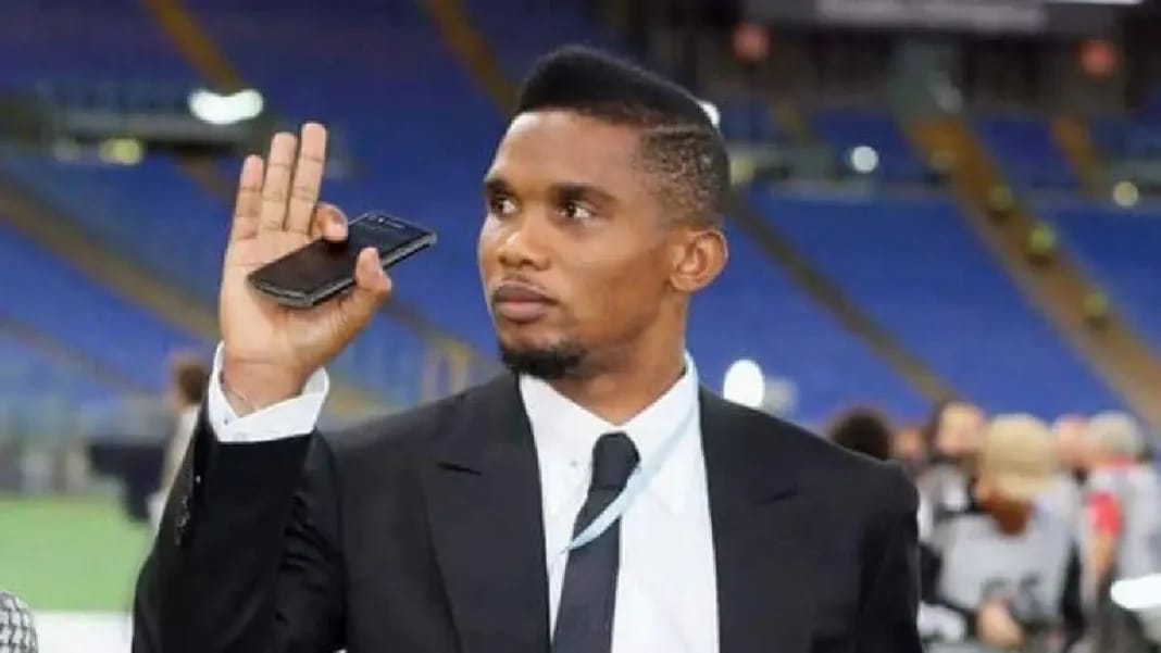 A deux jours de la coupe du monde, Eto’o se retrouve dans l’œil du cyclone du Chef de l’Etat Camerounais Samuel Eto'o en costume, saluant dans un stade vide.