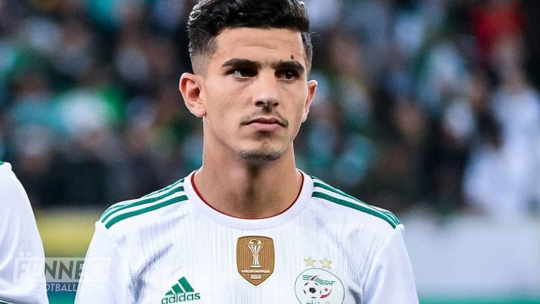 Youcef Atal en action lors d'un match de football international.