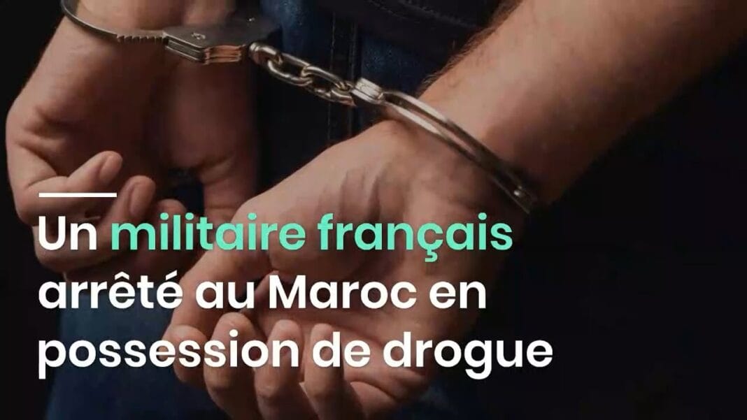 Maroc : Un militaire français en possession d’une importante quantité de drogue arrêté Militaire français en garde à vue avec des menottes.