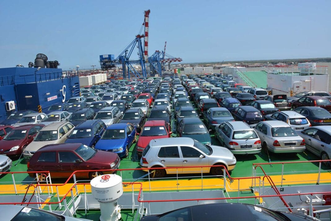 Fret maritime avec un grand port de voitures en Algérie.