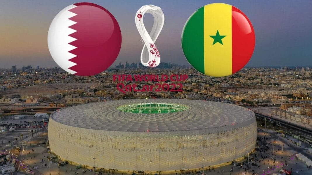 Stade de la Coupe du Monde Qatar 2022 Stade de la Coupe du Monde avec drapeaux du Qatar et du Sénégal.