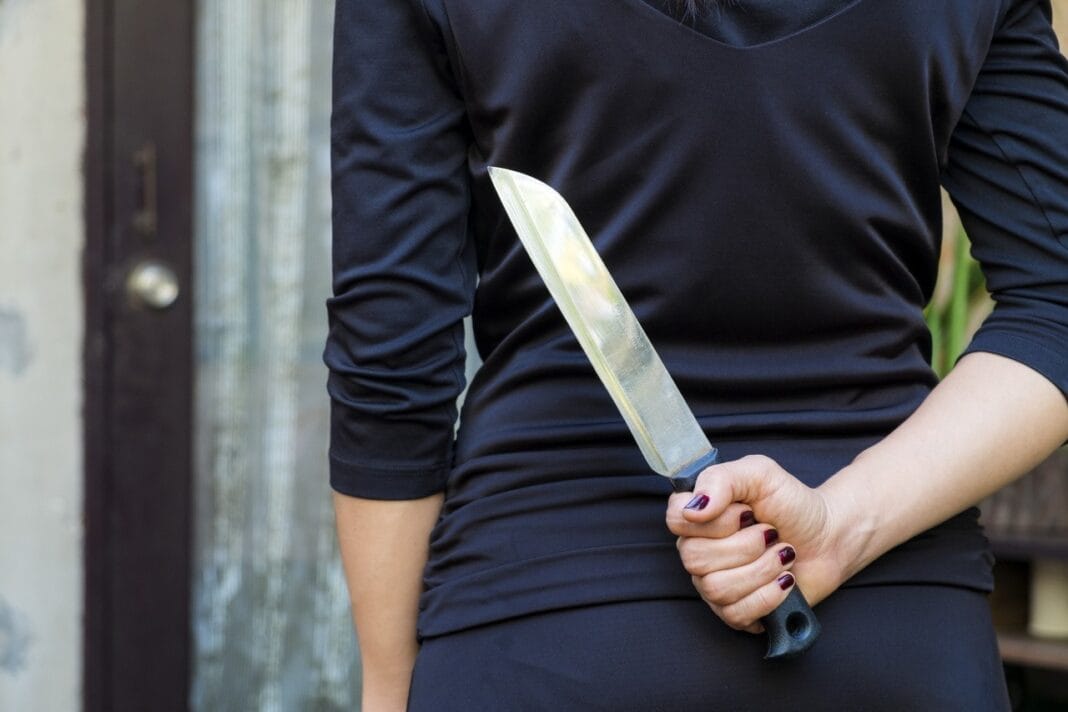 France : un Algérien de 25 ans victime d’une agression à l’arme blanche à Toulouse Personne tenant un couteau dans une main, vêtue de noir, à Toulouse.