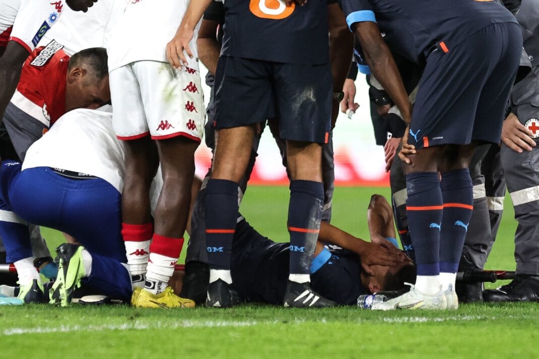 Maroc : Amine Harit, le communiqué de l’OM Amine Harit blessé lors d'un match de football, entouré de ses coéquipiers.