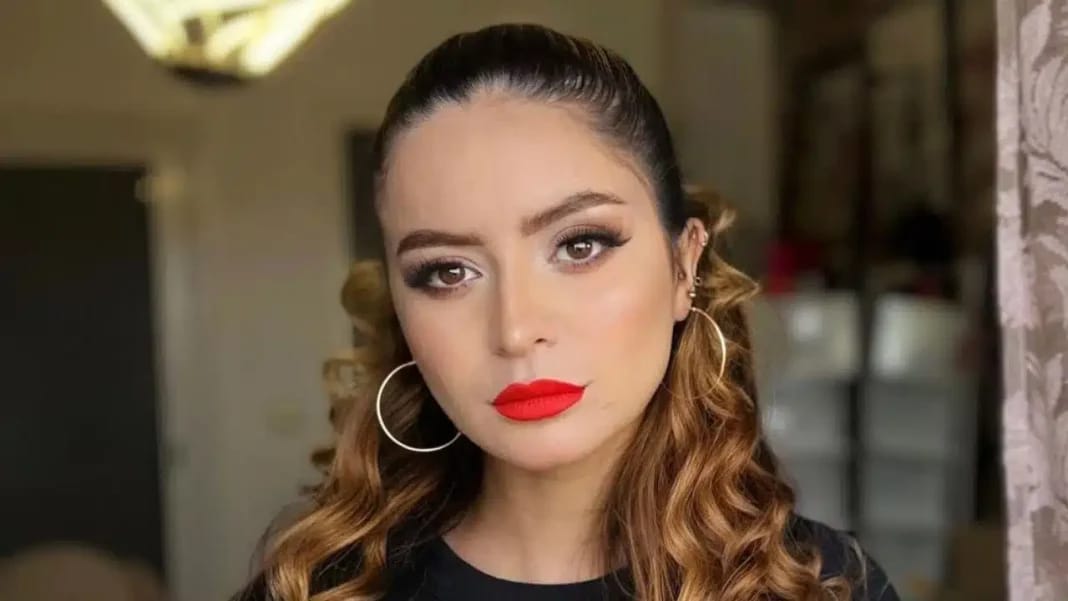 Bouchra Benayache, femme algérienne, visage expressif et maquillage sophistiqué.
