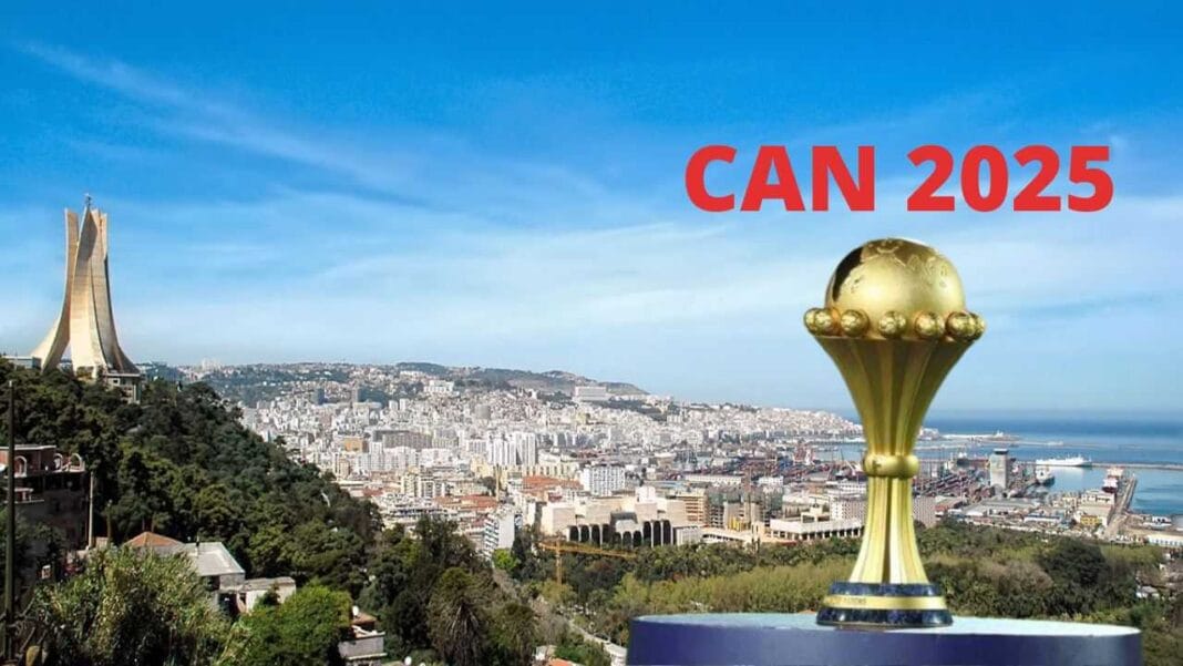 CAN 2025 : un nouveau pays vient concurrencer le Maroc et l’Algérie Trophée de la CAN 2025 avec vue sur la ville de Casablanca.