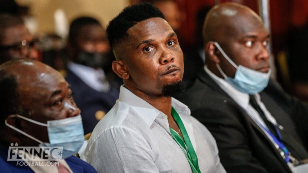 Coupe du monde : Découvrez la prime hallucinante que Samuel Eto’o promet aux joueurs du Cameroun Samuel Eto’o assis lors d'une réunion, portant une chemise blanche et un badge.