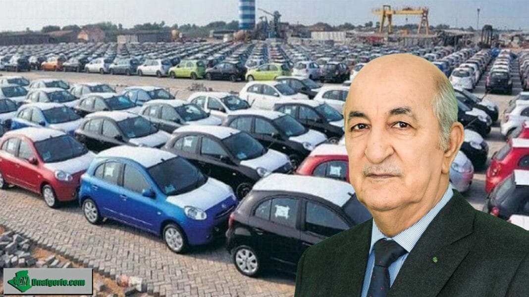 Grand parking de voitures neuves en Algérie avec un homme en premier plan.