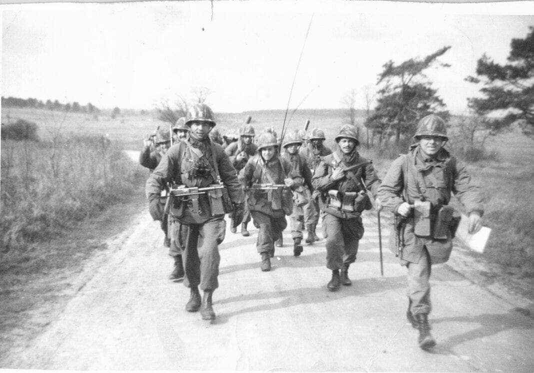 ALGERIE : Proposition d’ouverture de mémoires de la guerre d’Algérie par l’ONACVG Soldats militaires marchant lors de la guerre d'Algérie en 1950s.