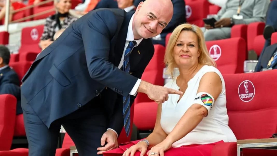C’est ainsi qu’un ministre allemand a contourné les contrôles du Qatar Ministre allemand montrant un badge lors d'un événement sportif international.