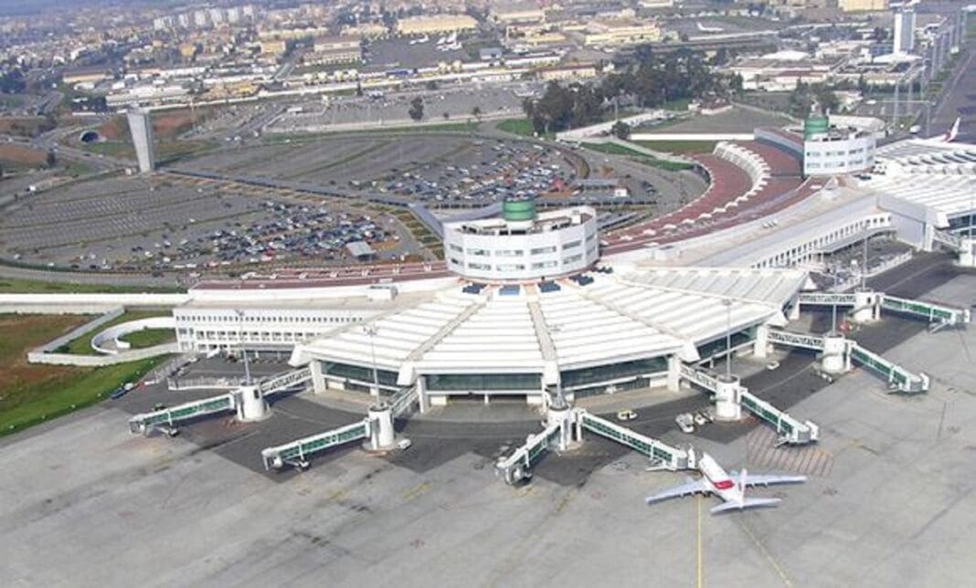 Vols au départ de l’Europe : Ce classement intéressant de l’aéroport d’Alger Vue aérienne de l'aéroport d'Alger avec avions et terminaux.