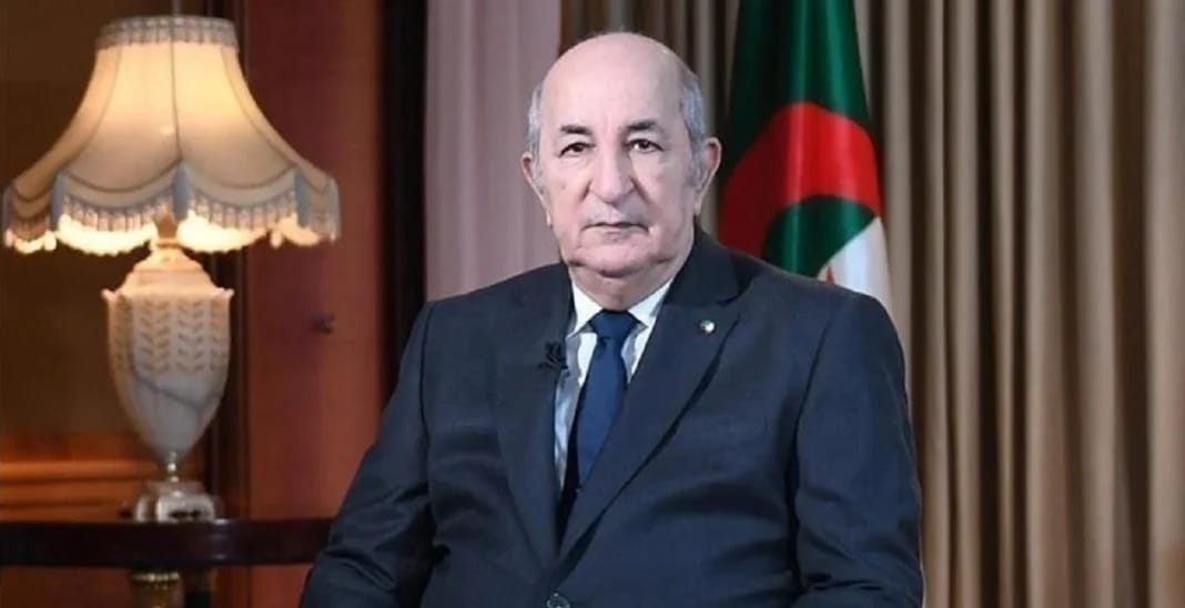 L’Algérie, déterminée à concrétiser ses engagements internationaux d’ici 2030 Homme politique algérien en costume dans un bureau officiel.