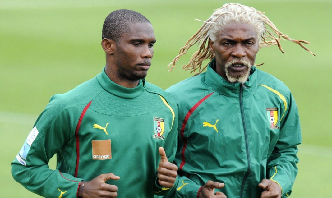 La « virgule » de l’Algérie chasse les Camerounais au Qatar Entraîneur et joueur de football algérien lors d'un entraînement.