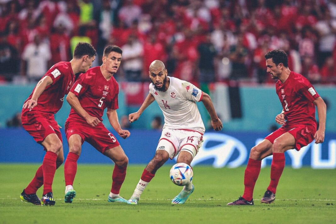 CDM 2022: Tunisie, le programme de ce samedi Joueur tunisien en action lors d'un match de football.