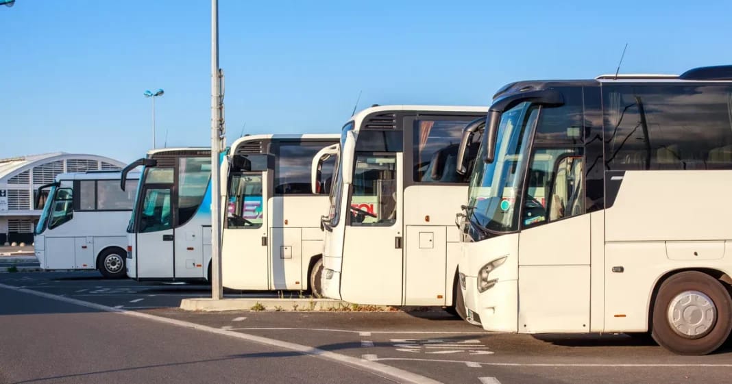 Marseille : un chauffeur de bus impose… Bus blancs stationnés à Marseille pour le transport urbain.