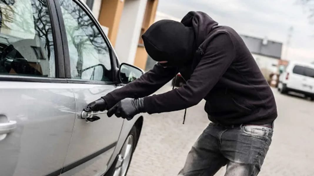 Homme masqué tentant de voler une voiture en Alger.