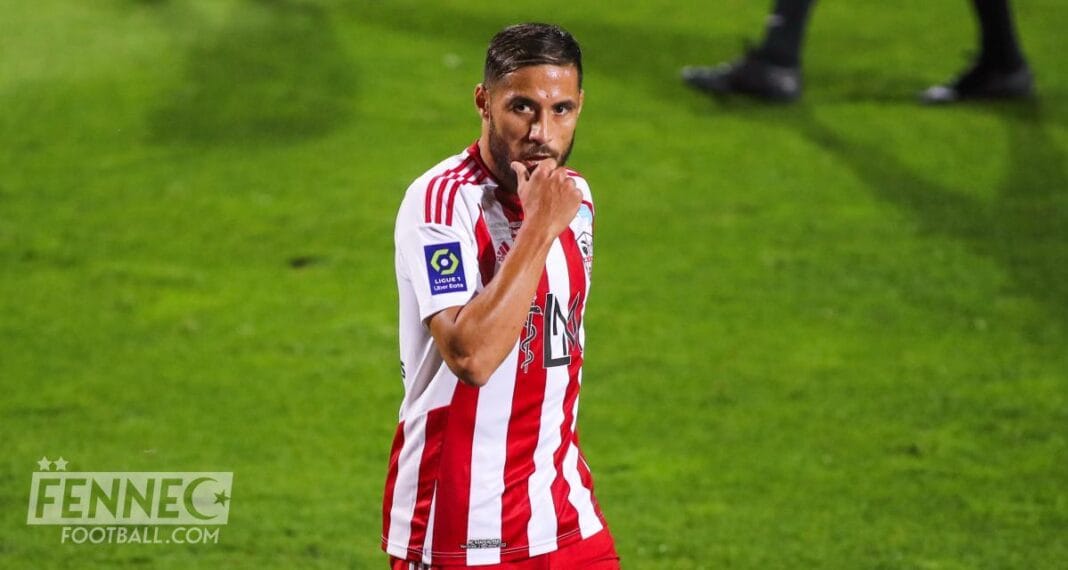 Incroyable! Youcef Belaili tient tête à Messi et Neymar en Ligue 1 Uber Eats Youcef Belaili en maillot de football à l'avant du terrain.