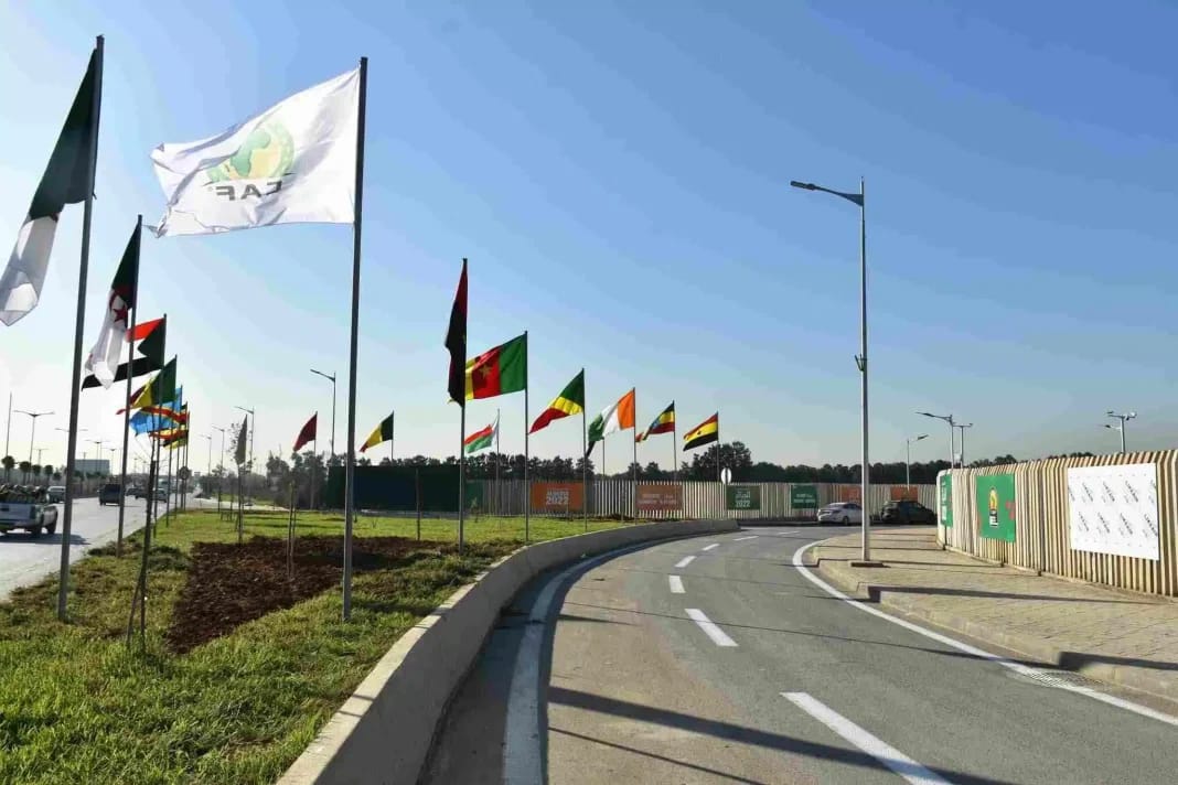 Drapeaux algériens et internationaux lors des préparatifs du 13 janvier 2023.