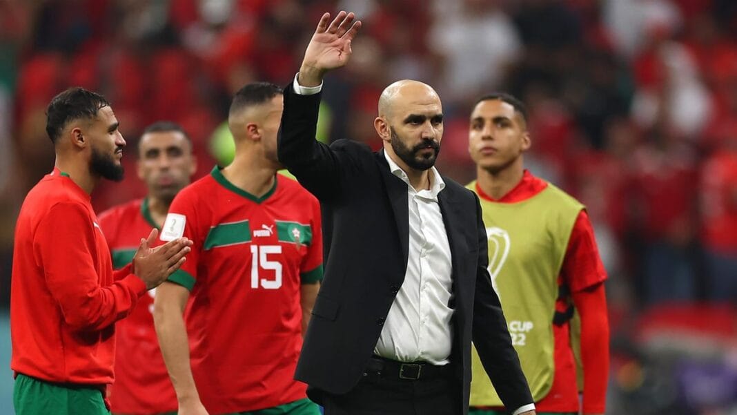 Maroc : A la veille, des matchs amicaux, Walid Regragui vire 4 mondialistes Walid Regragui saluant après le match Maroc-Croatie en Coupe du Monde.