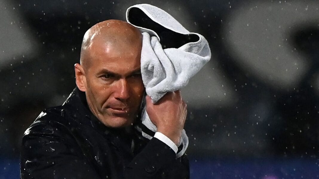 Zidane essuyant la pluie avec une serviette lors d'un match.