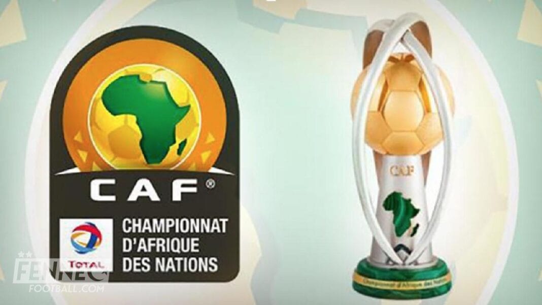 CAF : l’incroyable record battu par l’Algérie au grand dam de ses concurrents Trophée de la CAN 2023 avec logo de l'Afrique et logo CAF.