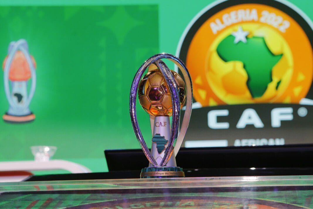 CHAN 2024 : Le Kenya, l’Ouganda et la Tanzanie désignés pour accueillir l’événement ! Trophée de la CAN 2023 présenté à Alger, symbole de la compétition africaine.