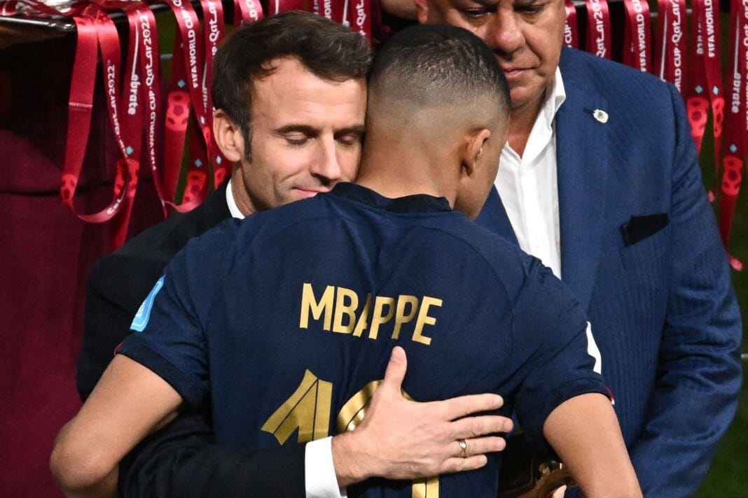 Mondial 2022: Emmanuel Macron tente de consoler Kylian Mbappé avec des gestes maladroits et gênants Emmanuel Macron serre Kylian Mbappé lors d'une cérémonie sportive.