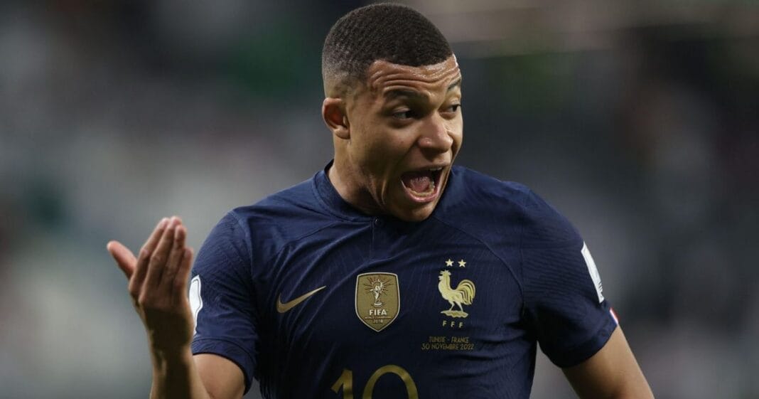 Kylian Mbappé célèbre un but avec passion sur le terrain de football.