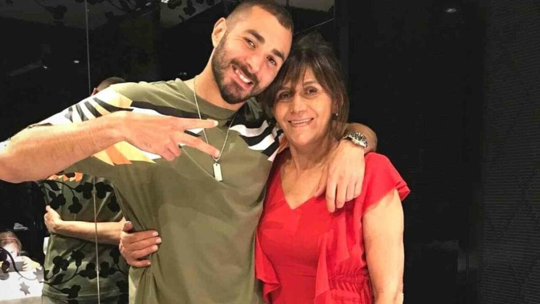 Découverte : Qui est Wahida Djebbara, la mère de Karim Benzema ? Karim Benzema avec sa mère Wahida Djebbara, sourire et affection.