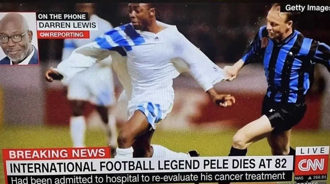 Deux joueurs de football en action lors d'un match international.