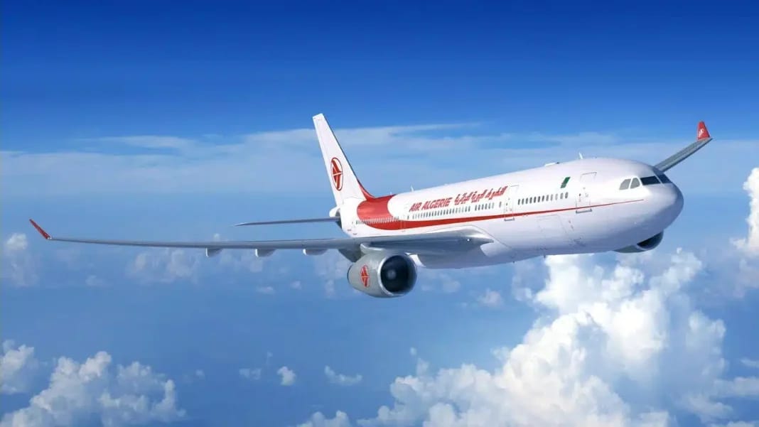 Avion d'Air Algérie en vol au-dessus des nuages.
