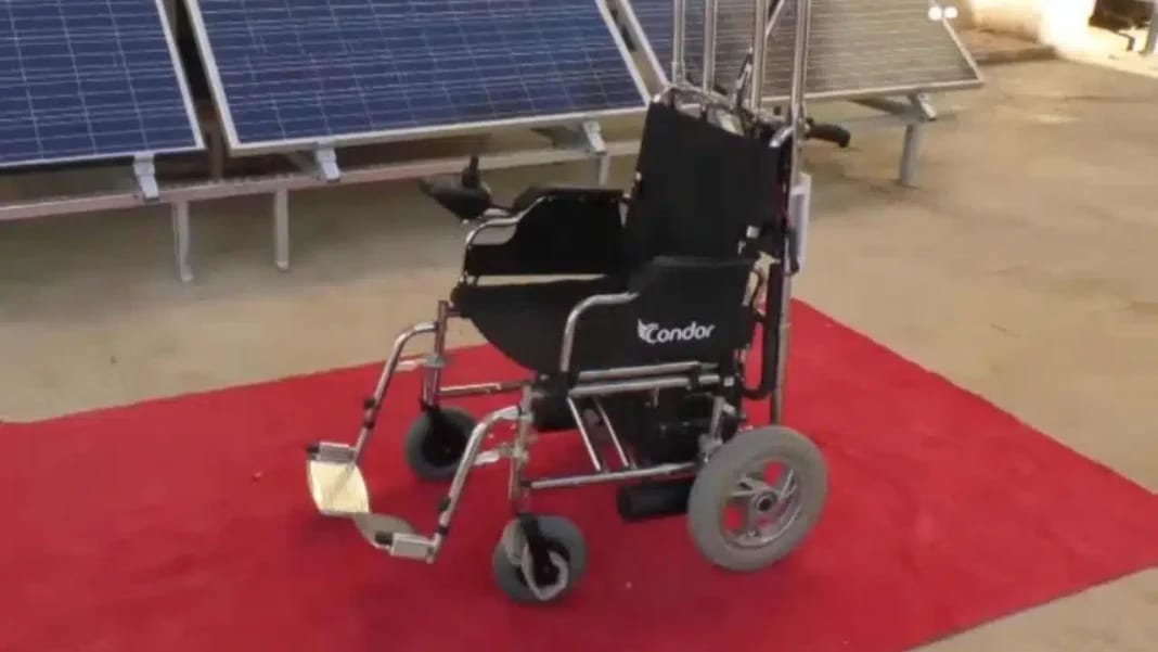 Fauteuil roulant à énergie solaire avec panneaux solaires.