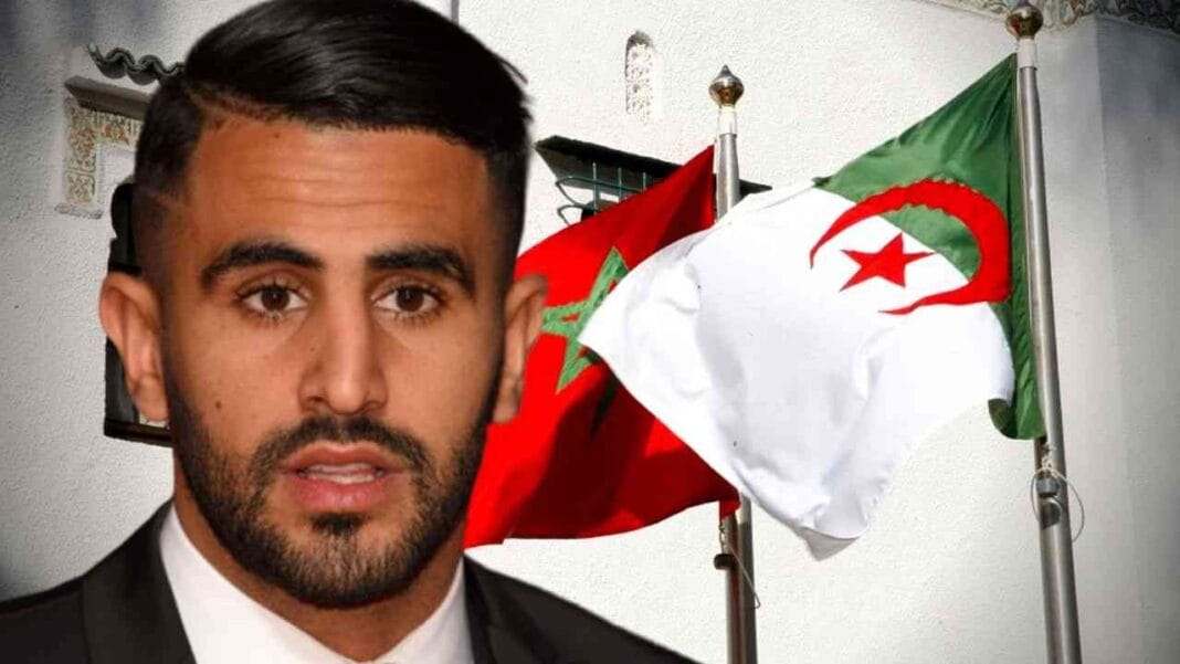 Mondial 2022 : Riyad Mahrez impressionné par le Maroc Riyad Mahrez devant des drapeaux algérien et marocain dans une pièce.