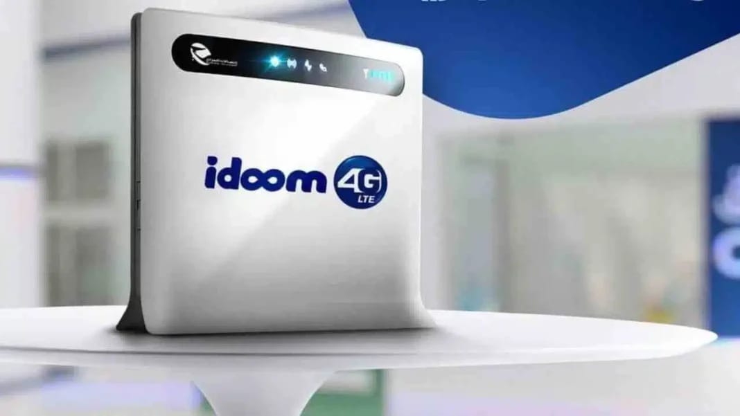 Modem Idoom 4G LTE blanc avec indicateurs lumineux.