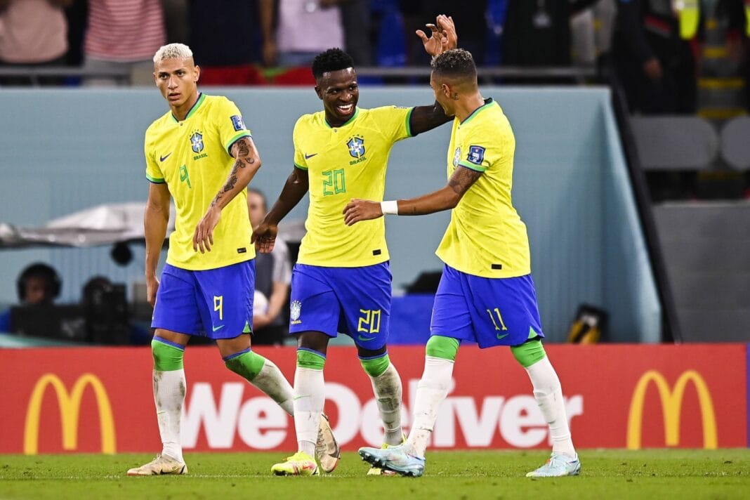 CDM 2022 : Découvrez le programme alléchant de ce lundi Joueurs brésiliens célébrant un but lors du match de la Coupe du Monde 2022.