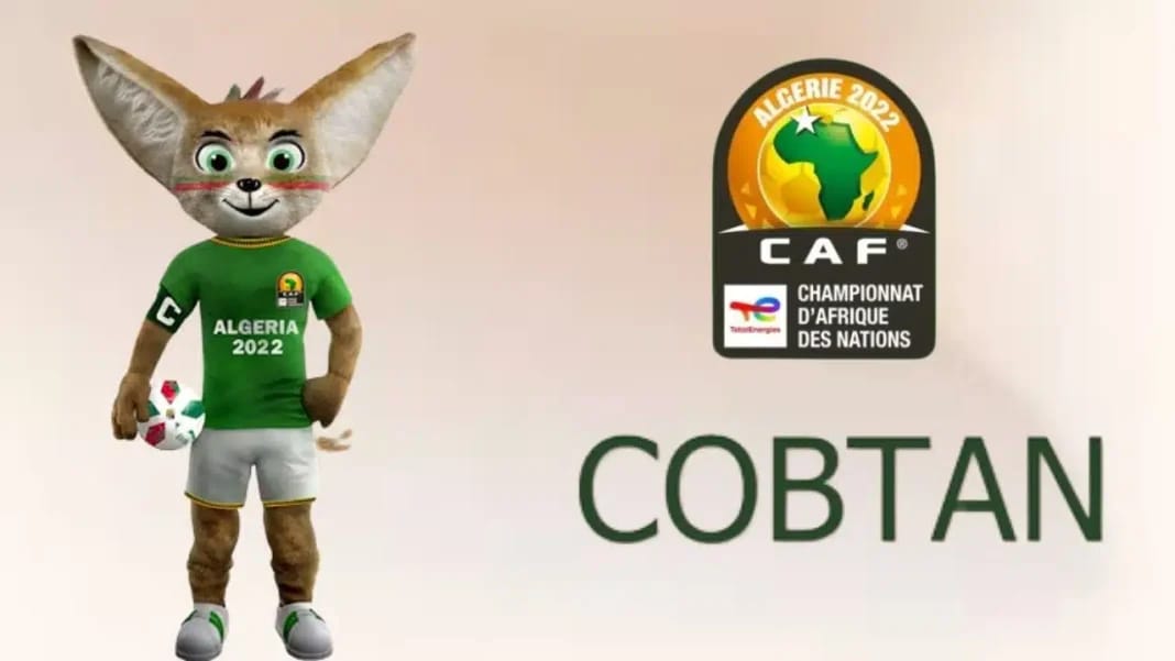 Mascotte Cobtan en tenue verte pour la CAN 2022 en Algérie.