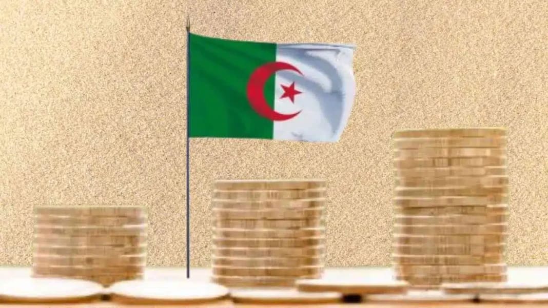Découvrez la stratégie d’épargne des algériens. Top, c’est parti ! Drapeau algérien avec piles de pièces de monnaie en premier plan.