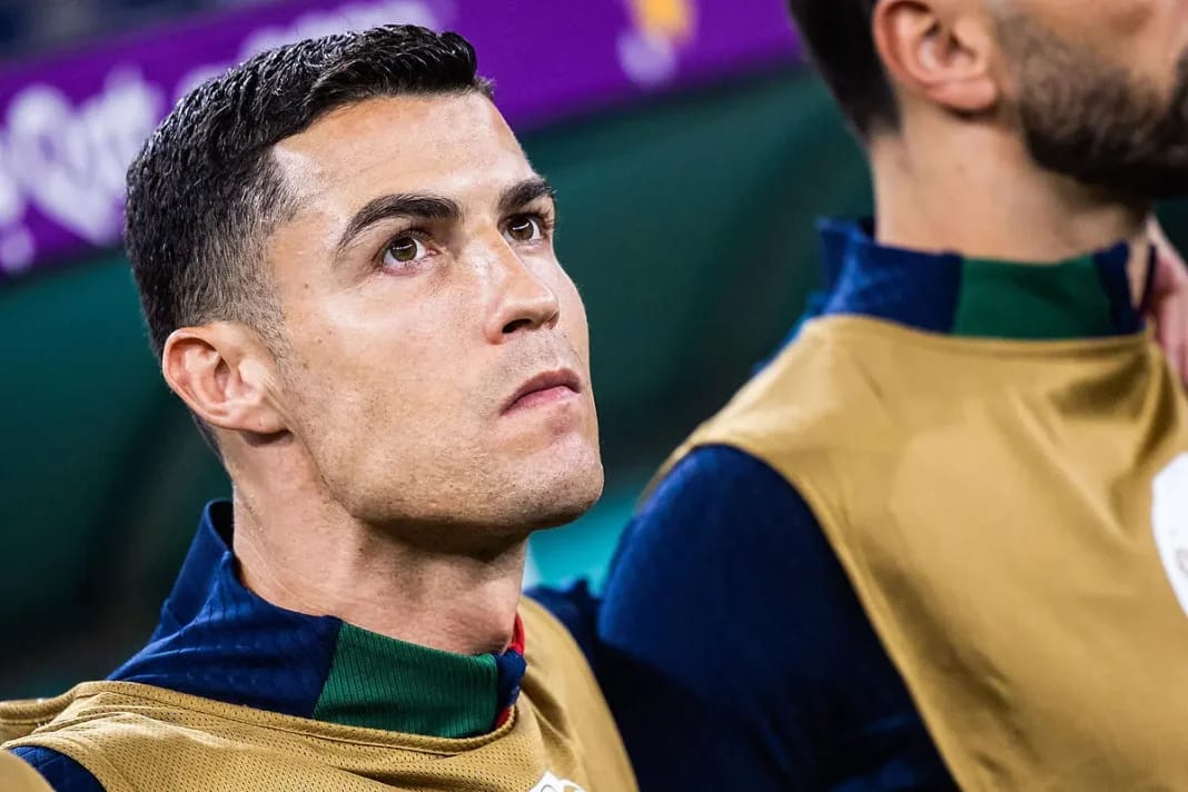 Cristiano Ronaldo en tenue de football, concentré avant le coup d'envoi.