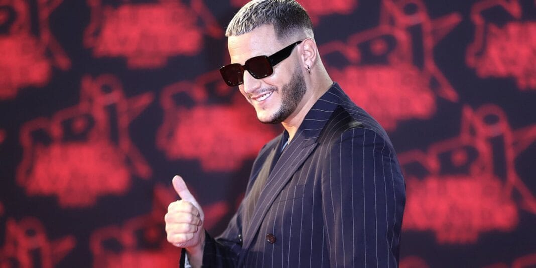 CHAN 2023 Algérie : mauvaise nouvelle pour DJ Snake DJ Snake portant des lunettes de soleil, souriant et faisant un signe de pouce en l'air.