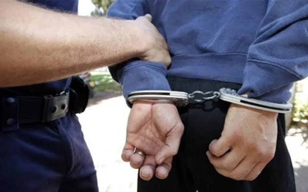 Agent de police menottant un voleur lors d'une arrestation.