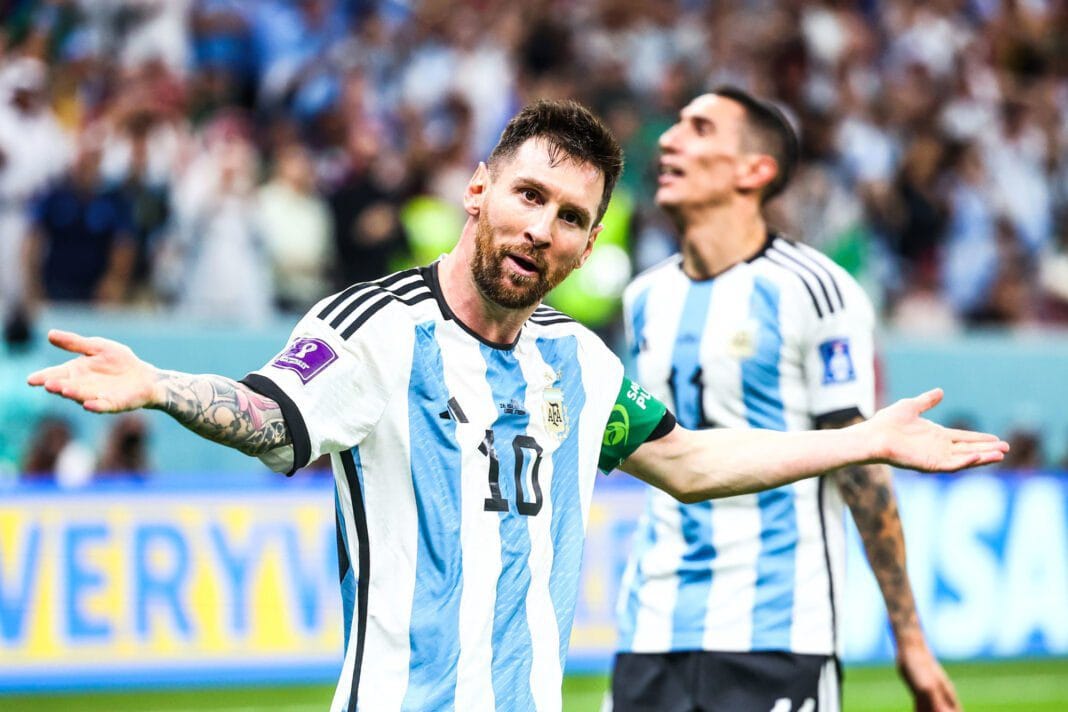 Lionel Messi célèbre après un but lors d'un match de football international.
